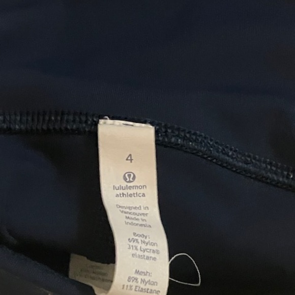 Lululemon cropped leggings, sheer side panel, size 4, deep blue - Picture 5 of 5